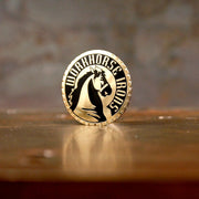 Pin de solapa de hierros de caballo de batalla